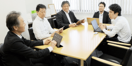 「受け身でいることができたこともLRMに依頼して良かったと思うポイントです」（左から；幸村氏、久野氏、市原氏、橋本氏）※右は弊社井崎
