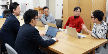 「無駄なミーティングやコミュニケーションコストも発生せず、良い塩梅の取り組みになりました 」（右から；土屋氏、和氣氏）※中央は開発パートナー会社・大島氏。左から2名は、弊社三崎、大谷