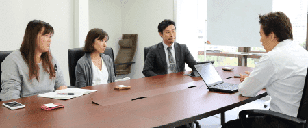 「今まで揃っていなかった要素が全て揃い、普通の会社になったという実感があります」右２人目から；渡辺氏、土持氏、安氏（※右は弊社幸松）
