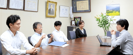 「私たちが期待した通りの情報セキュリティマネジメントシステムが構築できました」左から；岡村氏、岩谷氏、ISMS事務局の皆さん