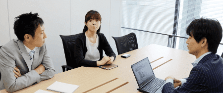 「世代が近く共通の話題が多かったので、雑談で盛り上がることもありました」左；辻氏、中；菊池氏（※右は弊社吉村）