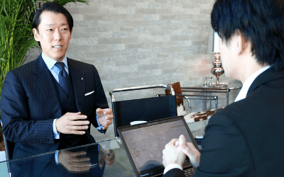 「情報セキュリティ事故を1度でも起こせば破壊的なダメージを受けます。ISMSは事業継続に不可欠です」（左；芦田氏）
