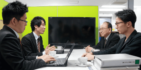 「コミュニケーションが取りやすく、仕事が早い。わかりやすい文章でコンパクトな文書類を作っていただけたことも良かったです」（右奥から、岡氏、井上氏）