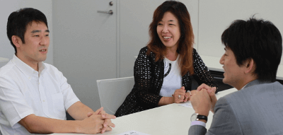 「こちらの作業が滞っても、吉村さんがお尻を叩いてくれたおかげで取得までこぎつけることができました」（左から；緒方氏、鈴木氏）※右は弊社・吉村